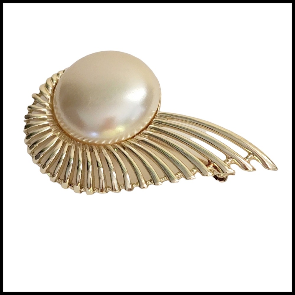 Vintage 1956 Sarah Coventry Pearl Flight Gold Tone Faux Pearl Brooch Pin 2.65''